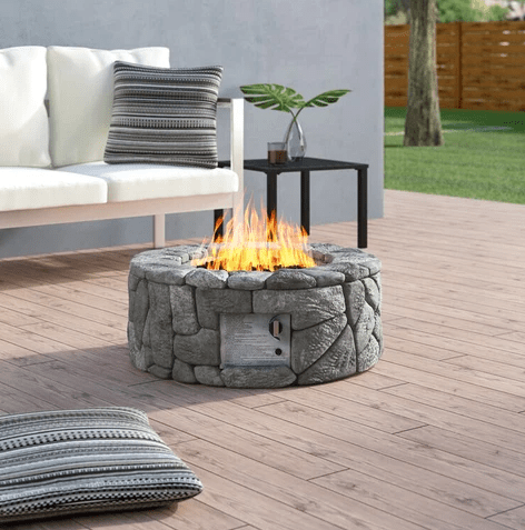How to organize a lounge area with a fireplace in the backyard